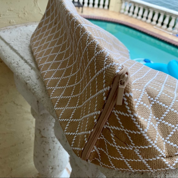 Gorgeous Vera Bradley Beach Tote and Clutch - Picture 8 of 10